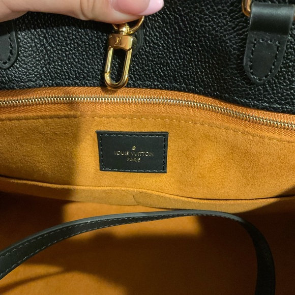 Louis Vuitton M45595
Onthego MM black handbag - Picture 5 of 12